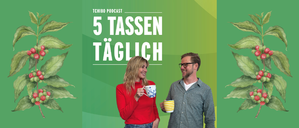 Zwei Personen mit Kaffeetassen vor Podcasttitel