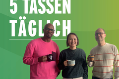 Drei Personen mit Kaffeetassen vor Podcast-Titel