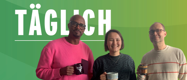 Drei Personen mit Kaffeetassen vor Podcast-Titel