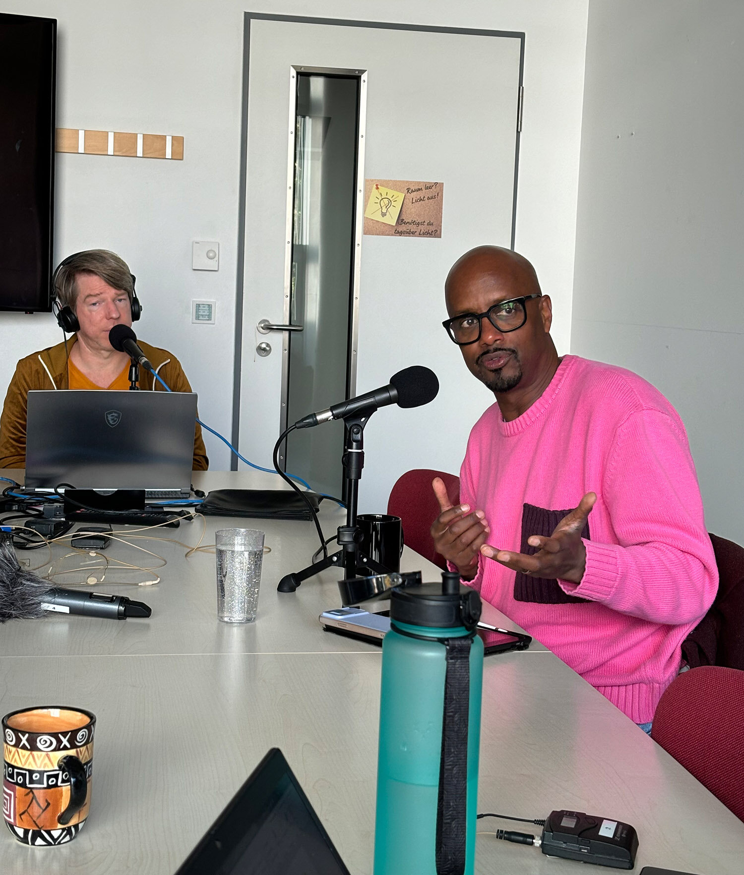 Zwei Personen nehmen gemeinsam Podcast auf