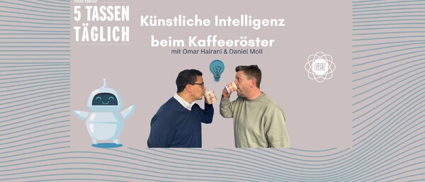 Zwei Männer stoßen Kaffee an, Roboter lächelt daneben