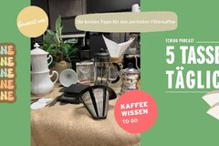 Kaffeezubehör und Schriftzug „5 Tassen täglich“