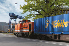 Güterzug mit blauem Tchibo-Container im Industriegebiet