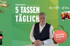 Podcast-Cover „5 Tassen täglich“ mit Mann und Kaffee