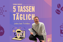 Podcastcover „5 Tassen täglich“ mit Person und Laptop