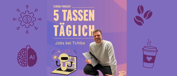 Podcastcover „5 Tassen täglich“ mit Person und Laptop
