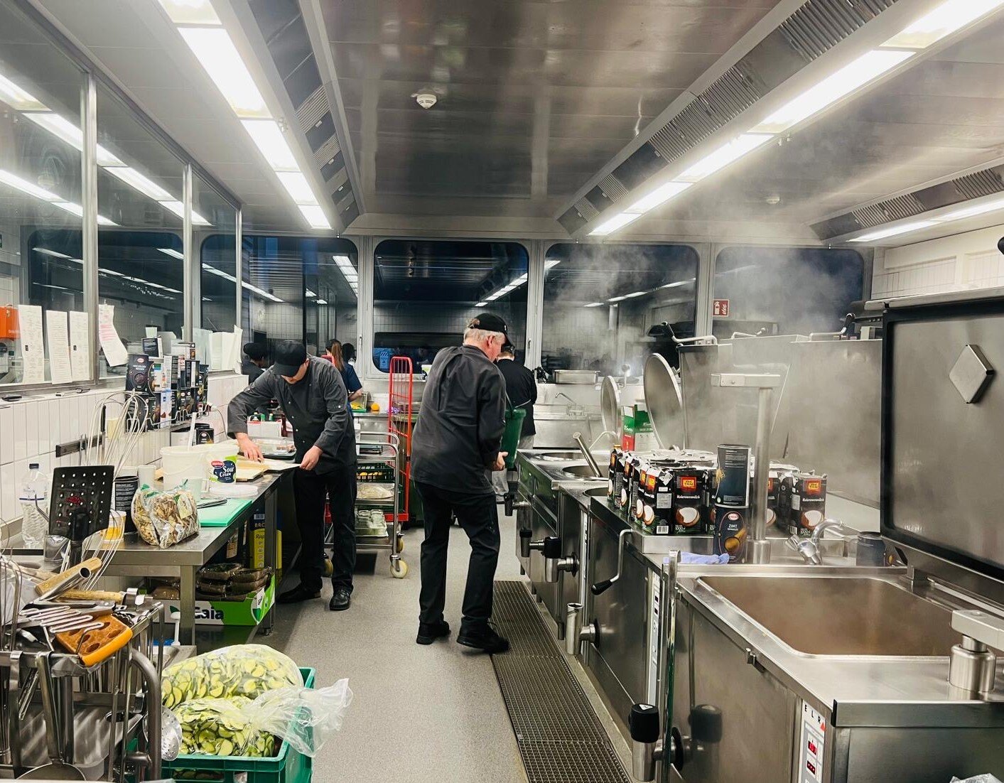 Köche arbeiten in einer großen Industrieküche