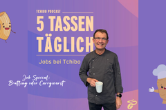 Podcastcover „5 Tassen täglich“ mit Koch und Tasse