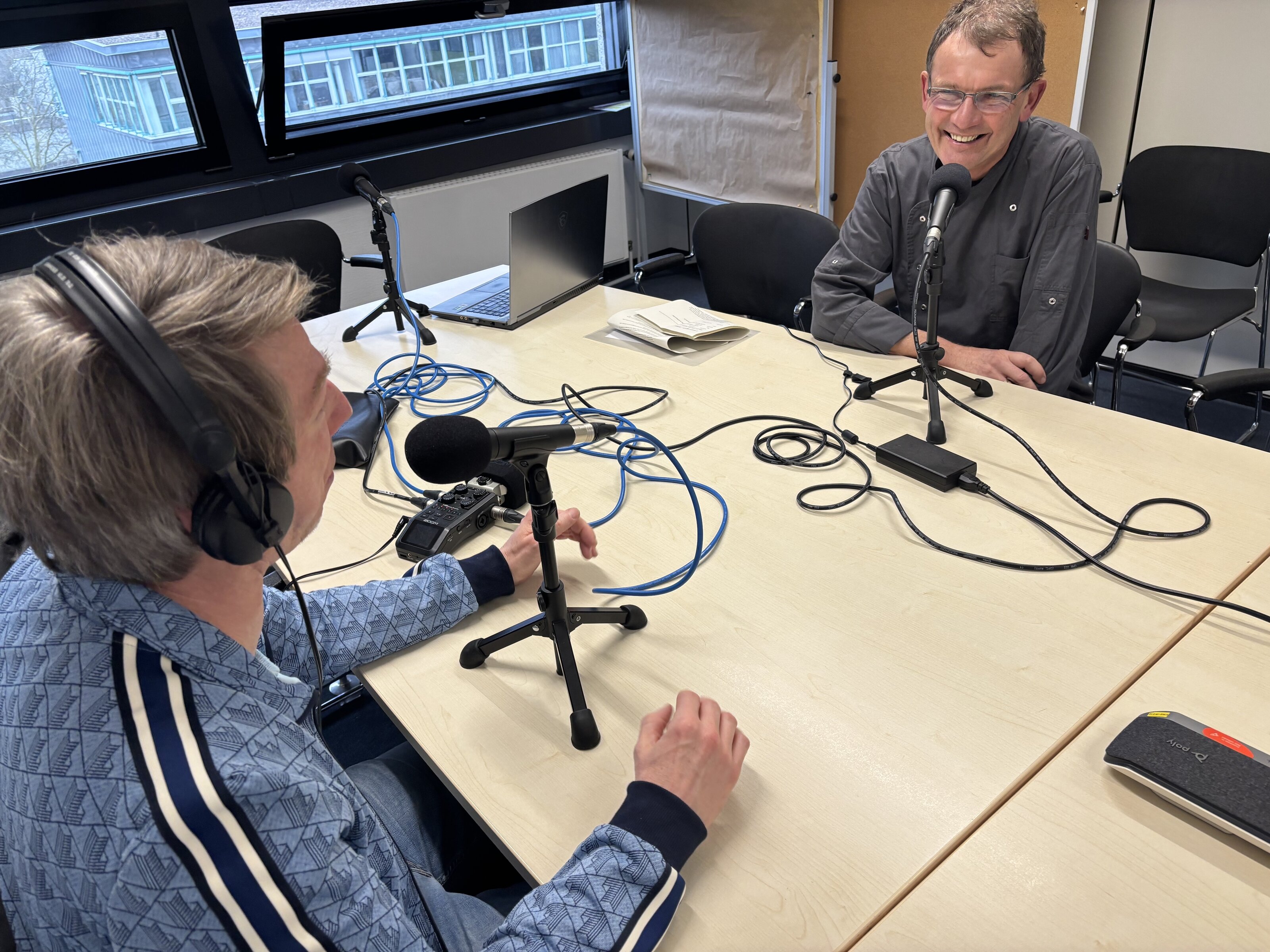 Zwei Personen nehmen gemeinsam einen Podcast auf