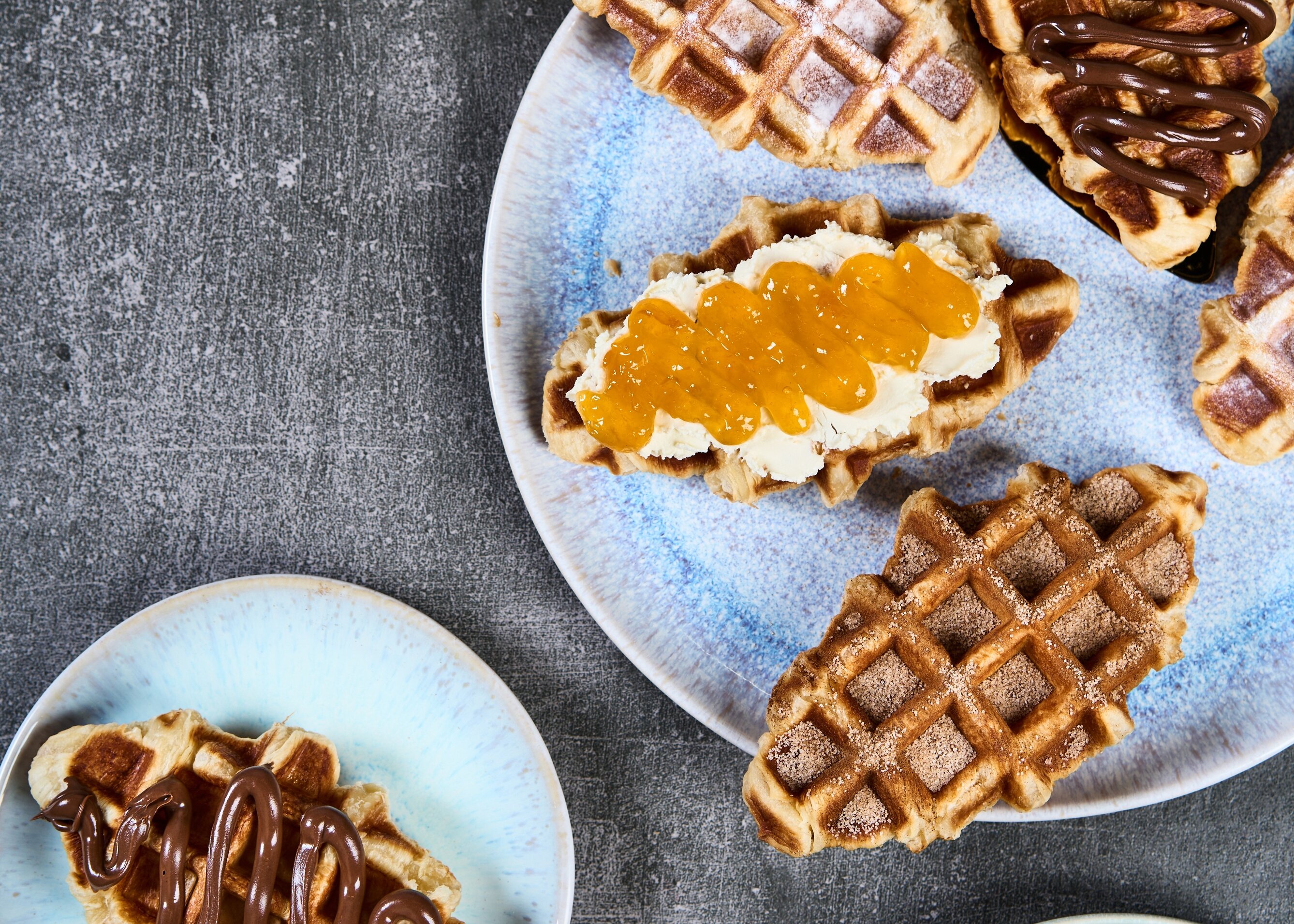 Verschiedene belgische Waffeln mit Schokolade und Marmelade
