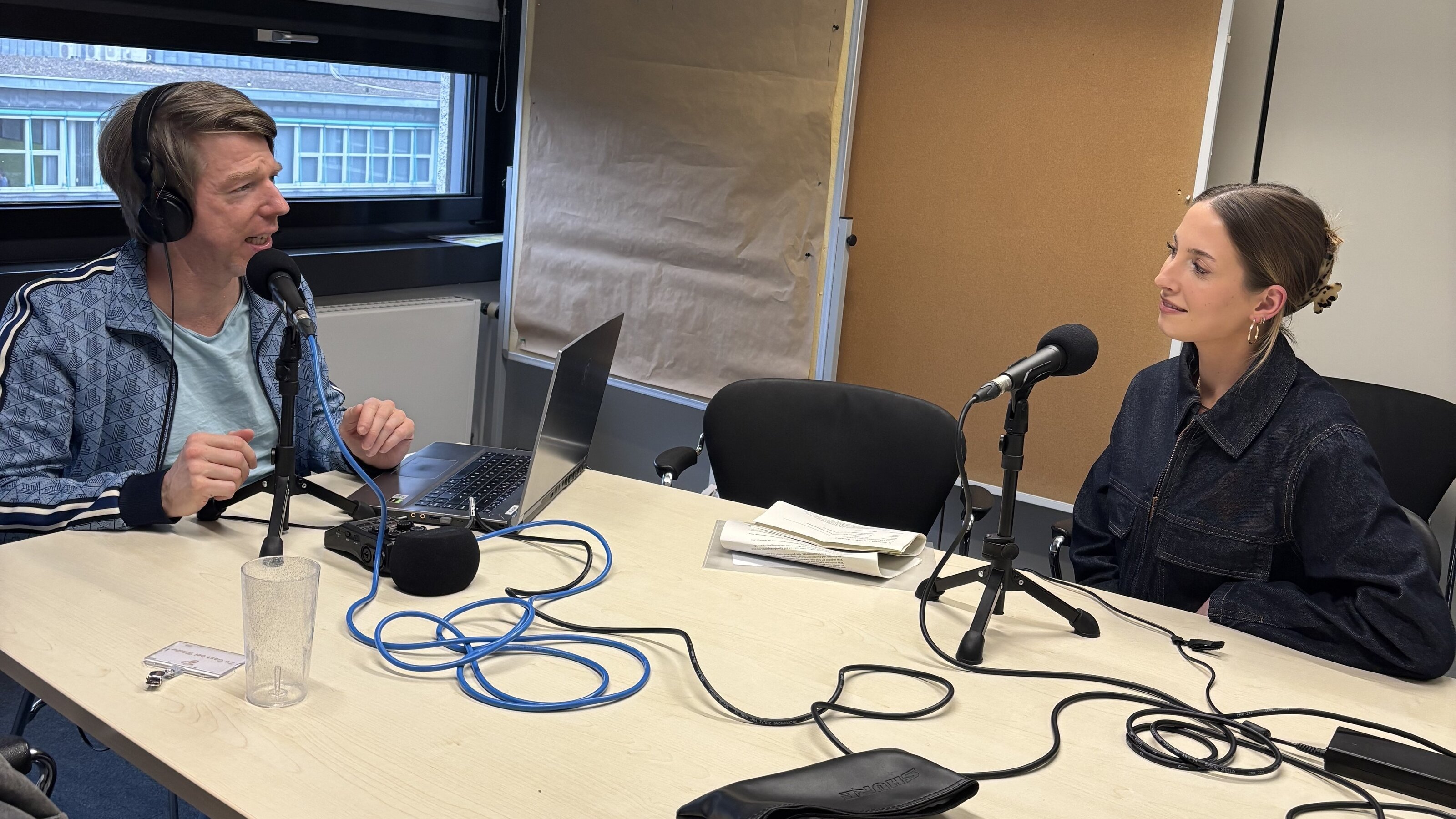 Zwei Personen nehmen Podcast im Büro auf