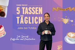 Frau mit Kaffeetasse vor Tchibo Podcast-Werbung