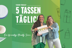 Zwei Frauen halten EcoBeautyScore-Plakat