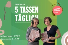 Zwei Frauen mit Kopfhörern vor Podcast-Plakat