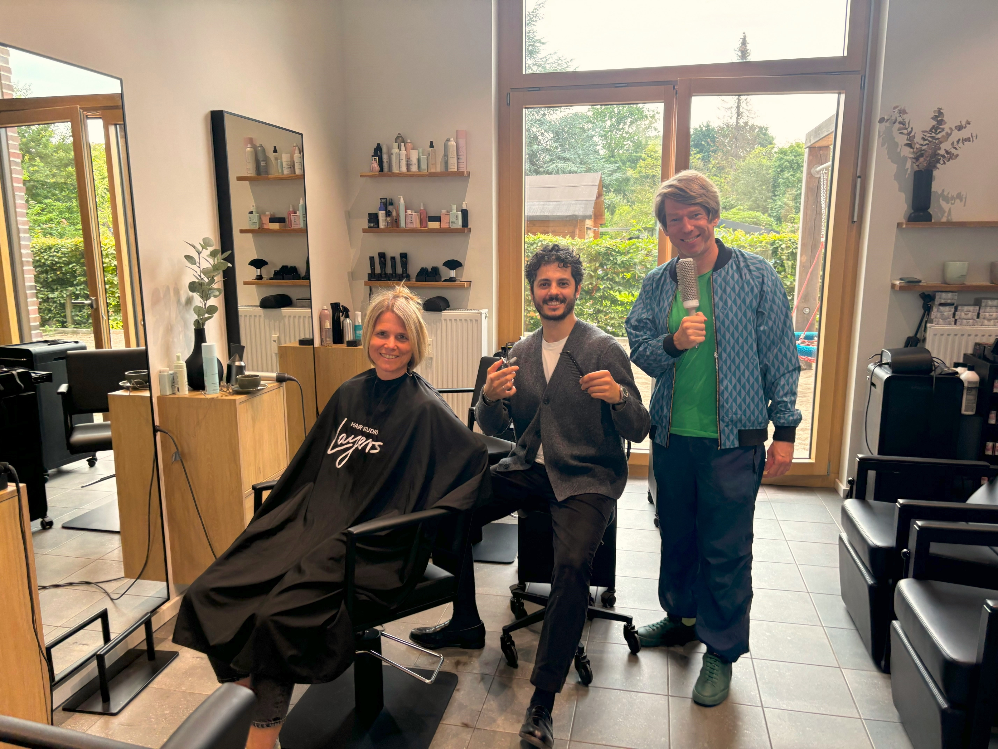 Drei Personen im modernen Friseursalon