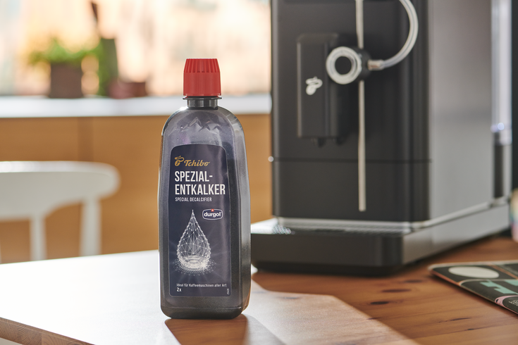 Spezial-Entkalker-Flasche vor Kaffeemaschine