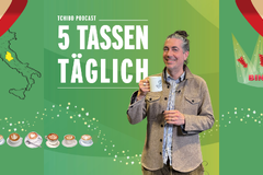 Person mit Kaffeetasse vor „5 Tassen täglich“