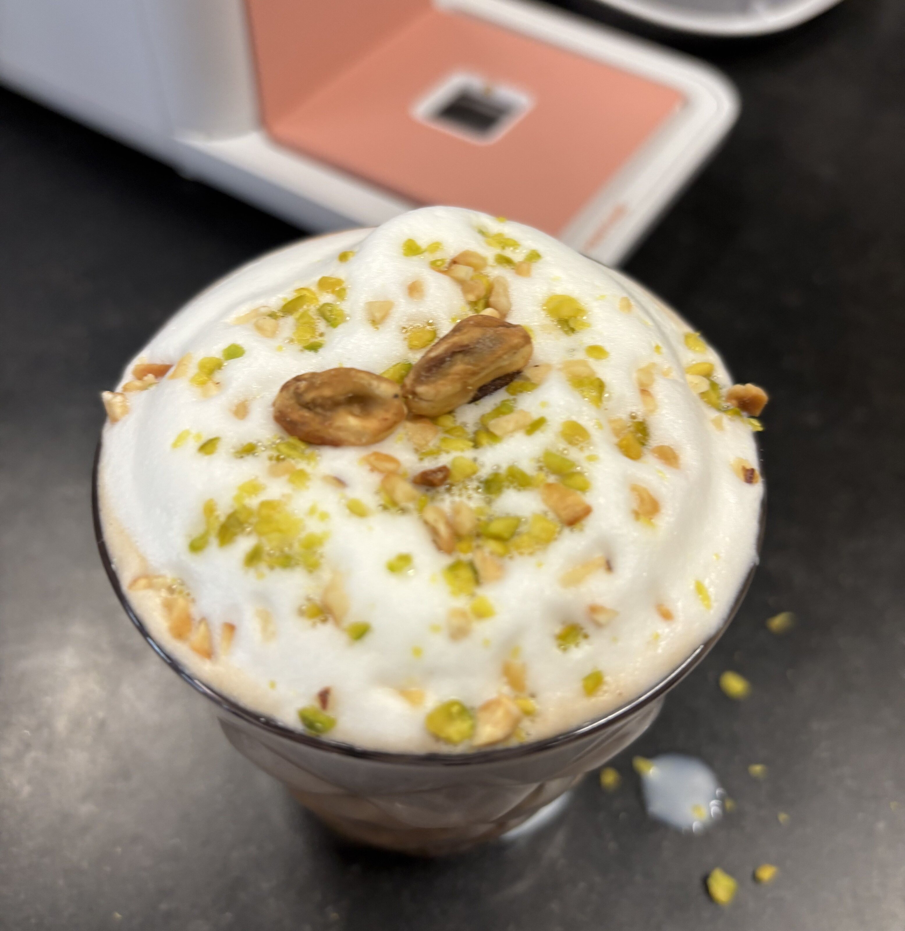 Cappuccino mit Milchschaum und gehackten Pistazien