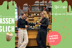 Zwei Frauen sprechen in moderner Kaffeebar