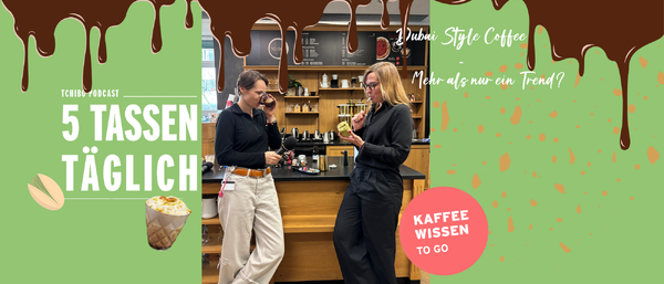 Zwei Frauen sprechen in moderner Kaffeebar
