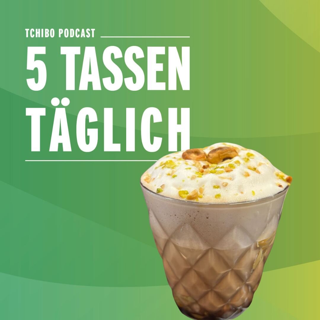 Grünes Tchibo-Podcast-Cover mit Eiskaffee