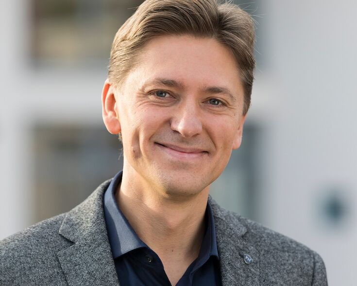 Person im grauen Sakko mit verpixeltem Gesicht