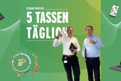 Zwei Männer mit Tassen vor Tchibo-Podcast-Werbung