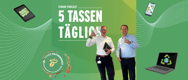Zwei Männer mit Tassen vor Tchibo-Podcast-Werbung