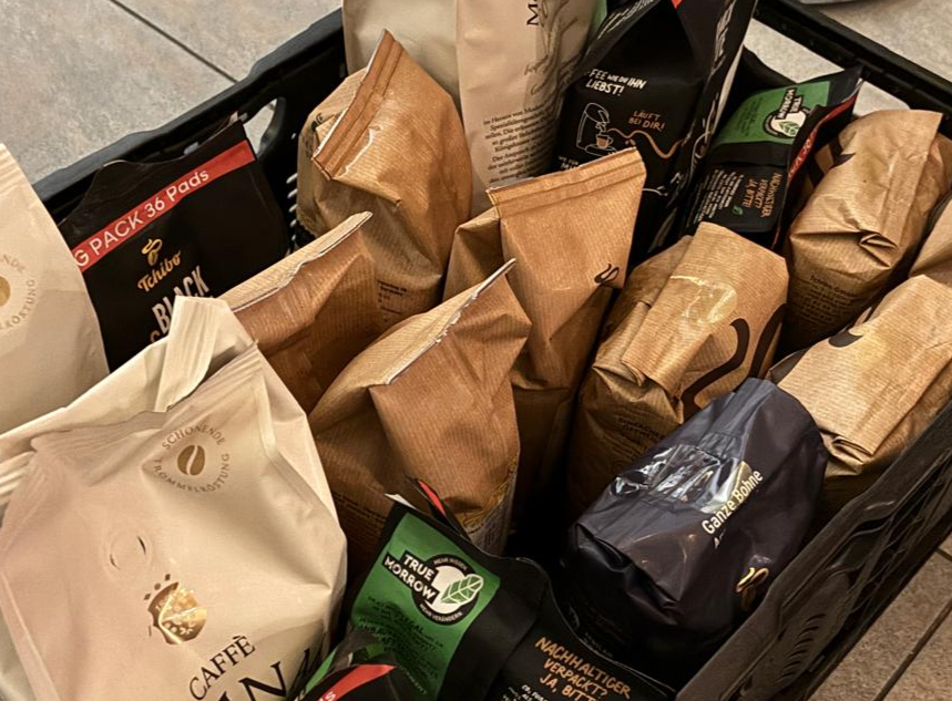 Kiste voller verschiedener Kaffeepackungen