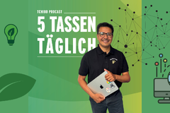 Mann mit Laptop vor grünem Podcast-Banner