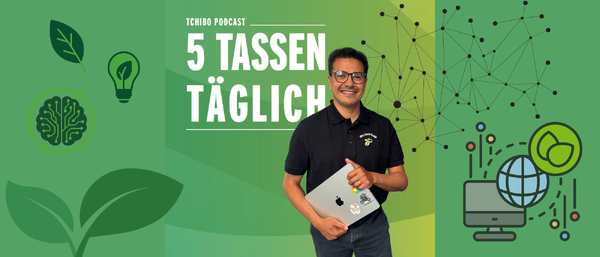 Mann mit Laptop vor grünem Podcast-Banner