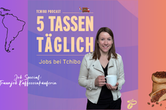 Frau mit Kaffeetasse vor Tchibo Podcast-Plakat