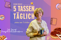 Frau mit Tasse vor „5 Tassen täglich“ Podcastbanner
