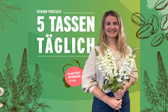 Frau mit Blumenstrauß vor Tchibo Podcasttitel