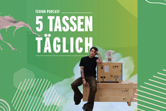 Person sitzt vor Schrift „Tchibo Podcast 5 Tassen täglich“