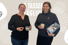 Zwei Frauen mit Kaffeetassen und Kaffeepackung