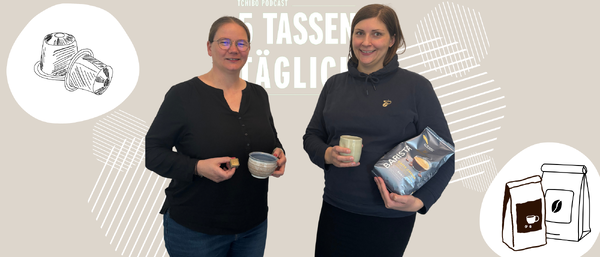 Zwei Personen mit Kaffeetassen und Barista-Kaffee
