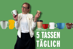 Person mit vielen bunten Kaffeetassen vor Grün
