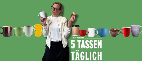 Person mit vielen bunten Kaffeetassen vor Grün