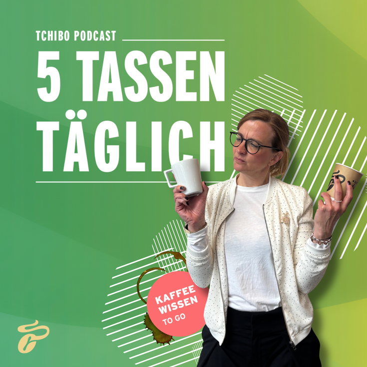 Frau hält zwei Kaffeebecher vor Podcast-Plakat