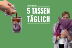 Podcastbanner „5 Tassen täglich“ mit Eiskaffee