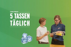 Zwei Frauen bereiten Getränke im Podcaststudio