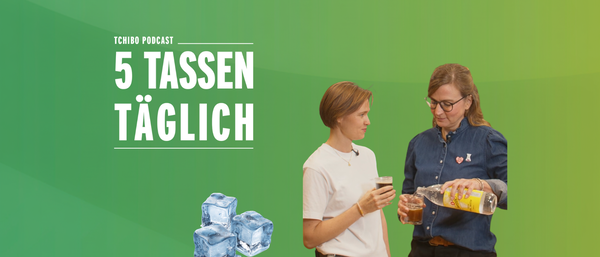 Zwei Frauen bereiten Getränke im Podcaststudio