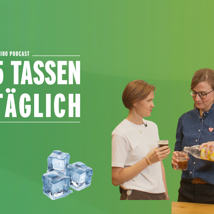 Zwei Frauen bereiten Getränke im Podcaststudio