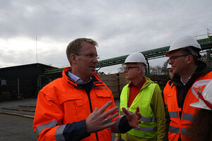 Link: Großansicht des Bildes - Bildinhalt: Drei Arbeiter in Warnwesten und Helmen auf Baustelle