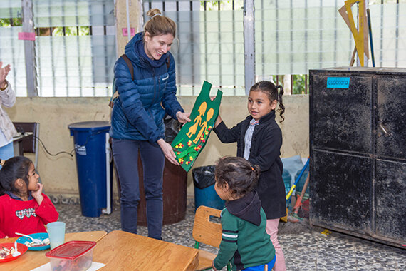 Erwachsene und Kinder mit gebasteltem Plakat