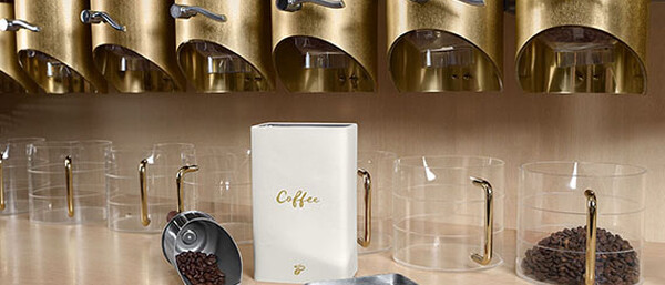 Kaffeebohnen-Spenderwand mit Dose und Schaufel