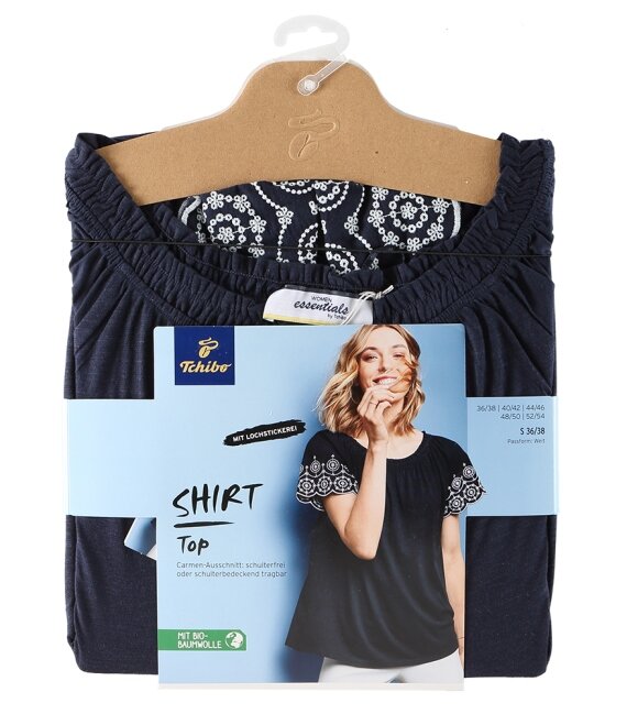 Verpacktes dunkelblaues Tchibo-Shirt mit Etikett