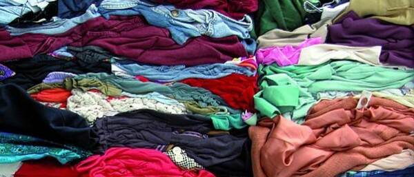 Durcheinander liegender Haufen bunter Kleidung