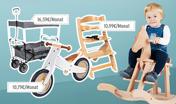 Kind auf Holzschaukelpferd mit Kinderwagen, Rad, Stuhl